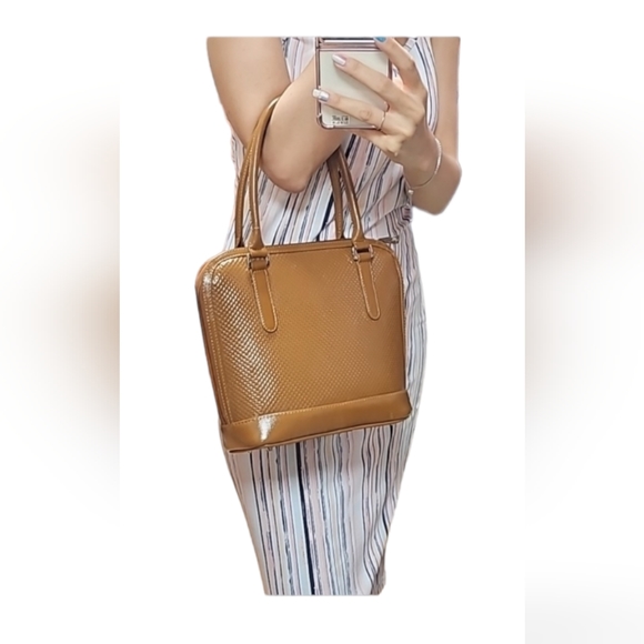 On Hold Leather purse made in Ecuador 🇪🇨 8in and 10 width Host pick 🥳🎉 New - Picture 2 of 12